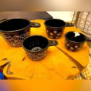Spider web measuring cups from the bake shop